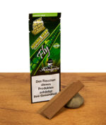 Kingpin Hemp Wraps Fly Packung mit zwei aromatisierten Hanf-Wraps und „Perfect Fold“-Faltung auf einer rustikalen Holzfläche.