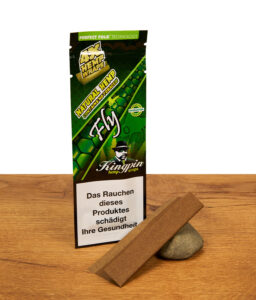 Kingpin Hemp Wraps Fly Packung mit zwei aromatisierten Hanf-Wraps und „Perfect Fold“-Faltung auf einer rustikalen Holzfläche.