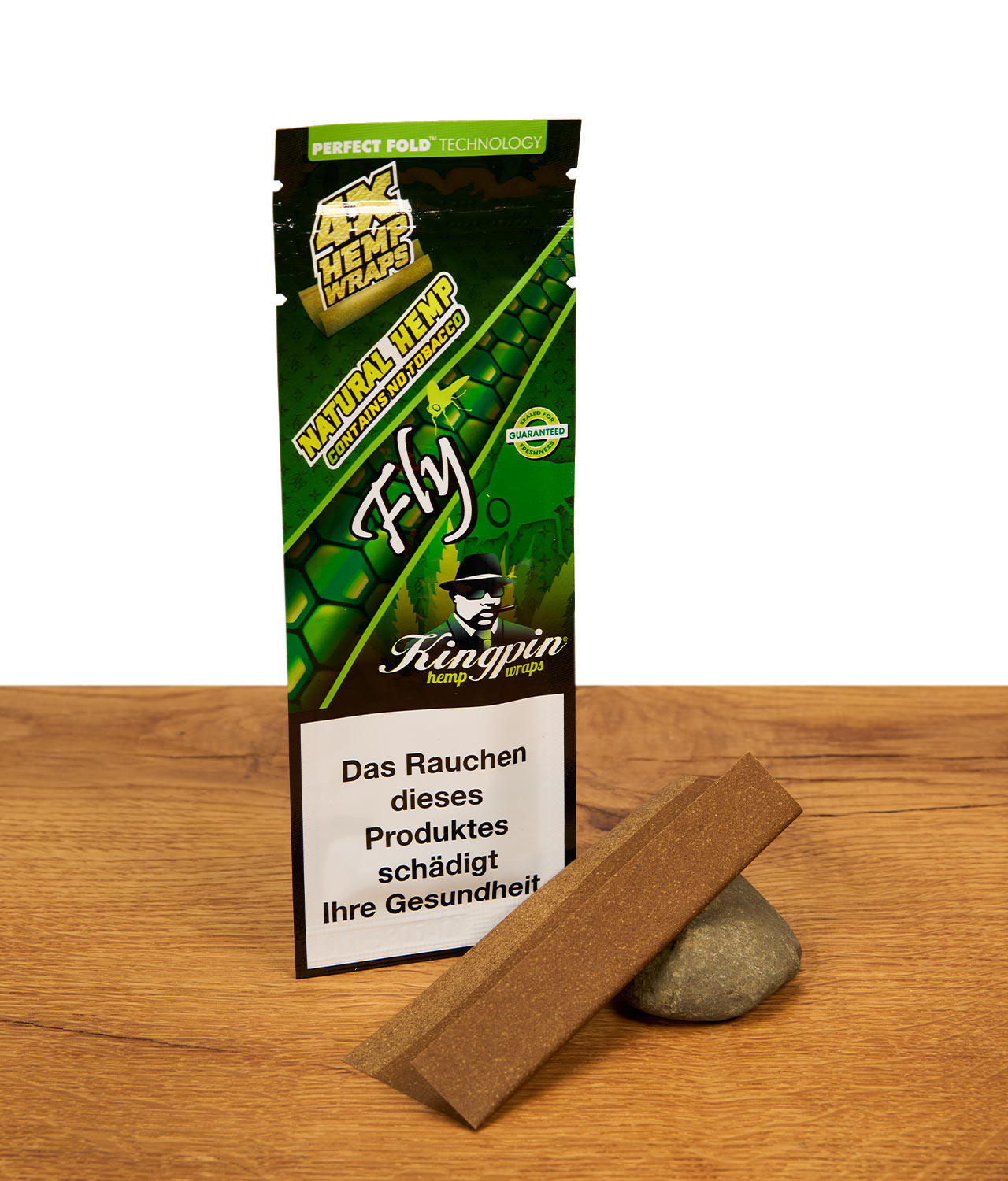 kingpin-hemp-wraps-fly-jpg Kingpin Hemp Wraps Fly Packung mit zwei aromatisierten Hanf-Wraps und „Perfect Fold“-Faltung auf einer rustikalen Holzfläche.