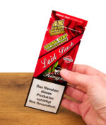 In der Hand gehaltene Packung Kingpin Hemp Wraps Laid Back, 4 natürliche Hanf-Wraps ohne Tabak für ein authentisches Raucherlebnis.