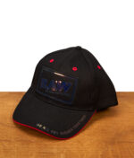 Schwarze RAW Galaxy Cap mit holografischem Logo-Patch, roten Belüftungsösen und dem goldenen Schriftzug „WE ALL GET HIGHER TOGETHER!“ auf dem Schirm.