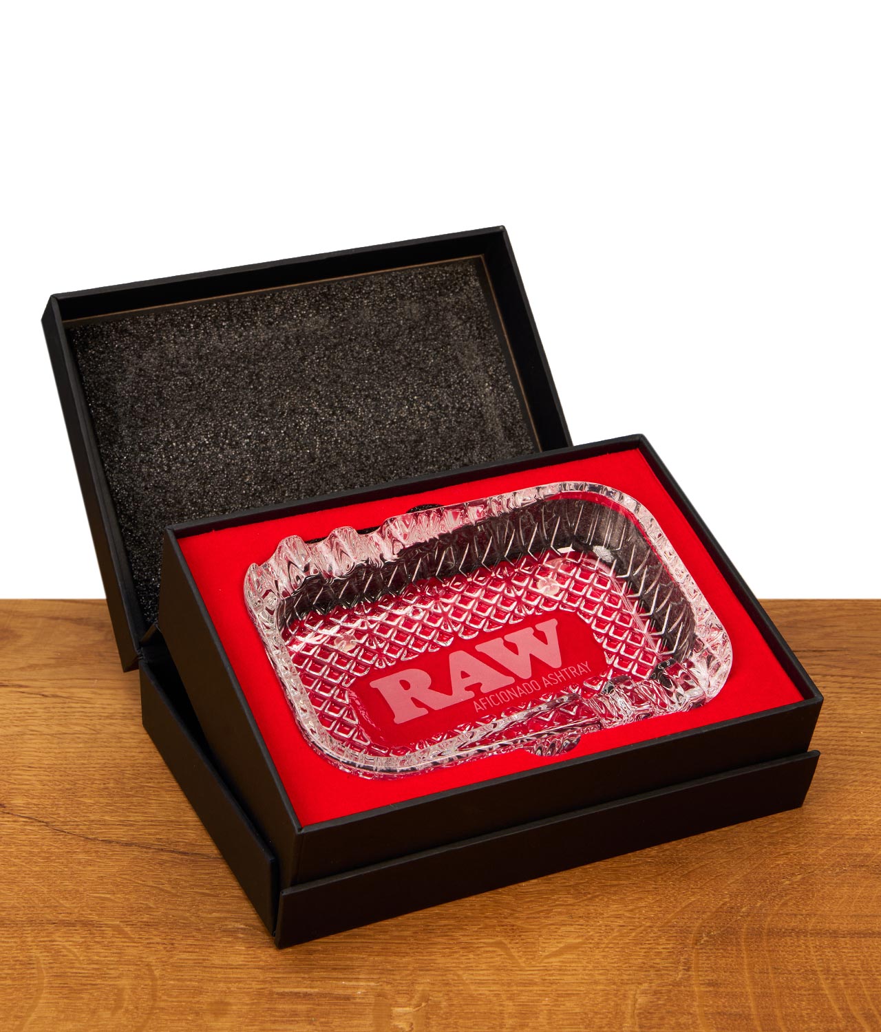 raw-aficionado-glass-ashtray-1-jpg Geöffnete Präsentationsbox des RAW Aficionado Glass Ashtray mit hochwertiger, roter Polsterung für sichere Aufbewahrung.