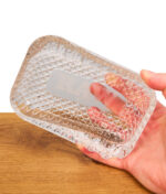 In der Hand gehaltener RAW Aficionado Glass Ashtray aus schwerem Kristallglas mit facettiertem Boden und Logo-Gravur.