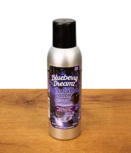 Smoke Odor Exterminator Spray Blueberry Dreamz in der silbernen 198g Sprühdose mit schwarzer Verschlusskappe auf Holzgrund.