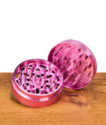 Rosa Elements Pink Grinder 4-teilig aus Aluminium. Geöffnetes Mahlwerk mit Rauten-Zähnen und starkem Magnetverschluss.