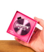 Elements Pink Grinder 4-teilig in rosafarbener Originalverpackung. Der große Aluminium-Crusher wird in der Hand gehalten.