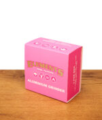 Geschlossene rosa Verpackung für den Elements Pink Grinder 4-teilig. Bedruckte Kartonbox stehend auf einem Holztisch.