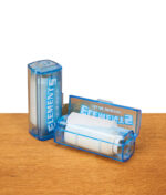 Transparente blaue Elements Rolls 1 1/4 Size Nachfüllbox mit Abrisskante. Geöffnet mit sichtbarem Papier auf Holztisch.