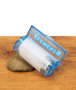 Blaue Elements Rolls 1 1/4 Size Nachfüllbox mit Abrisskante. Geöffnet mit sichtbarem Papier auf Holztisch.