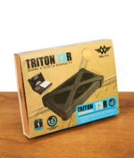 Originalverpackung der wiederaufladbaren Triton T3R Feinwaage von MyWeigh (500g x 0,01g) aus bedrucktem Karton auf Holz.