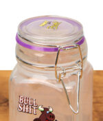 Detailaufnahme des Deckels eines Juicy Jay’s Jars mit lila Dichtung und gelbem "Juicy Jay's Fresh!" Logo-Aufdruck.