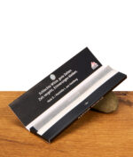 Geöffnete Gizeh Black Packung mit 34 King Size Slim Papers, Magnetverschluss und aufgedrucktem Spruch auf der Innenseite.