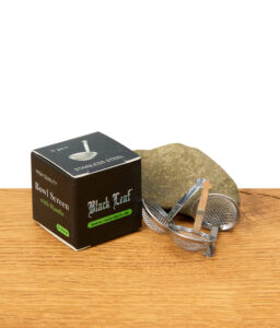 Black Leaf Schüsselsieb mit Griff 20mm im 3er-Pack, Edelstahl mit Verpackung auf Holzuntergrund.