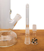 EHLE. Diffusor-Chillum und Glaskopf mit blauen Akzenten neben dem stabilen Hohlfuß der stayhigh Glasbong.