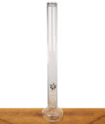Frontansicht der stayhigh x EHLE. Hohlfuß-Bong mit Fokus auf das EHLE-Markenbranding am unteren Zylinderteil.