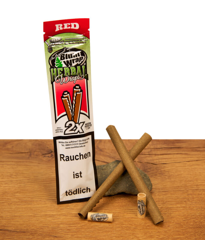 Rotes Blunt Wrap Herbal Wraps Red 2er Pack mit zwei auf einem Stein liegenden Kräuter-Wraps und hölzernen Filter-Tips.