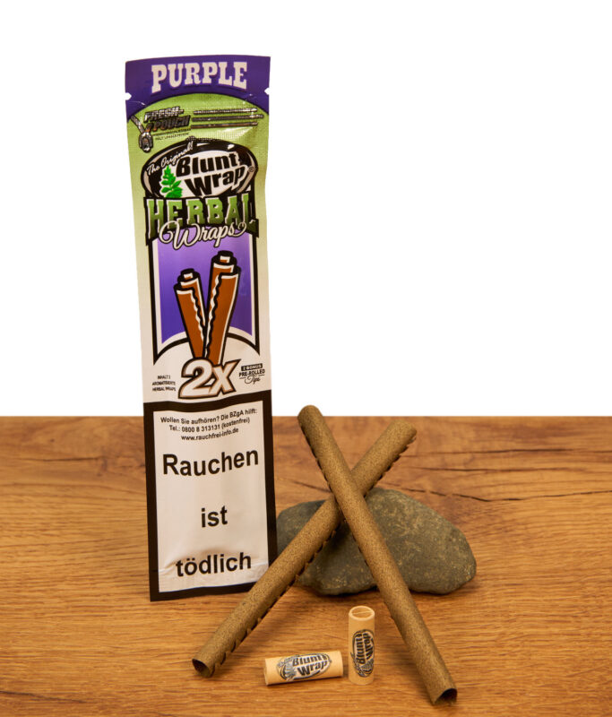 Violettes Blunt Wrap Herbal Wraps Purple 2er Pack mit zwei braunen Kräuter-Hüllen und vorgerollten Holz-Tips auf Holz.