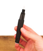 Rückansicht des schwarzen Focus V Saber Dabbing-Tools mit sichtbarem USB-C Ladeanschluss am gummierten Gehäuse.