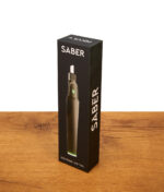 Schwarze Originalverpackung des Focus V Saber Electronic Dab Tools mit Produktabbildung und markantem „SABER“ Schriftzug.