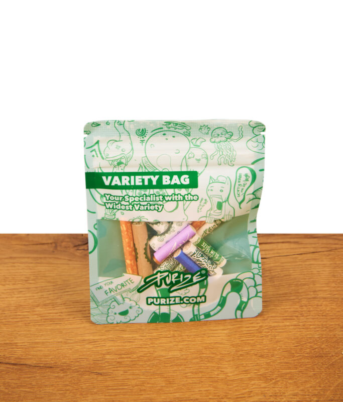 Wiederverschließbare Purize Variety Bag mit bunten Aktivkohlefiltern. Bedruckter Standbodenbeutel mit Sichtfenster auf einem Holztisch.