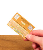 Hand hält geöffnete Greengo Natura 1 1/4 Size Papers. Die Innenseite zeigt das FSC-Siegel und die braunen, ungebleichten Blättchen.