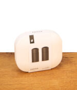 Geschlossene weiße Aufbewahrungsbox der Puffco Pivot 2-Pack 3D Chamber auf einer hellen Holzoberfläche, mit Banderole und Produktabbildung.