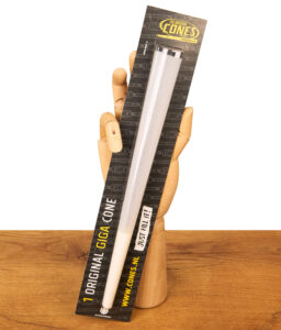 The Original Cones Giga Cone in Originalverpackung mit Sichtfenster, gehalten von einer Gliederhand aus Holz auf einem Tisch.