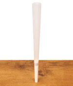 Aufrecht stehender The Original Cones Giga Cone mit bedrucktem Papp-Filtertip und extrem langem, feinem Paper auf einem Holztisch.