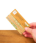 Hand hält ein geöffnetes Heftchen Greengo Papers King Size. Die Rückseite zeigt das FSC-Logo der nachhaltigen Verpackung.