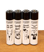 Vier weiße Clipper Feuerzeuge der FFX Adult #3 4er Serie mit schwarzen Kappen und erotischen Strichzeichnungen auf einem Holztisch.