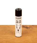Weißes Clipper Feuerzeug FFX Adult #3 All You Can Eat mit schwarzer Kappe und erotischer Körper-Zeichnung auf Holz.