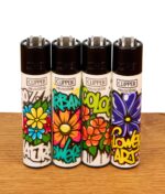 4er-Set nachfüllbare Clipper Feuerzeuge Urban Flowers auf einem Holztisch. Weiße Gehäuse mit bunten Graffiti-Blumenmotiven und schwarzer Kappe.