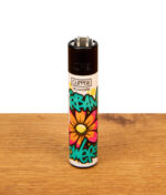 Clipper Feuerzeug Urban Flowers auf Holz. Buntes Design mit oranger Blume, türkisem Graffiti-Schriftzug und schwarzer Reibrad-Kappe.