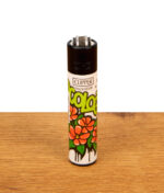 Clipper Feuerzeug Urban Flowers Ecology auf einem Holztisch. Nachfüllbares Feuerzeug mit roten Blüten, grünem Graffiti-Schriftzug und schwarzer Kappe.