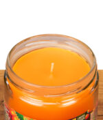 Nahaufnahme der offenen Smoke Odor 420 Exterminator Candle von oben, zeigt orangefarbenes Wachs und einen einzelnen Docht im Glas.