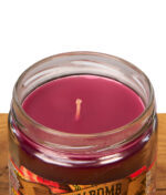 Nahaufnahme des lilafarbenen Wachsspiegels der Smoke Odor "Cherry Bomb" Kerze zur Geruchsneutralisierung.