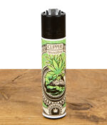 Clipper Feuerzeug Grass Art #2 mit Motiv einer Hand, die eine Hanfpflanze hält, nachfüllbares Gehäuse mit austauschbarem Feuerstein.