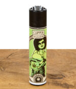 Kult-Feuerzeug Clipper Grass Art #2 mit Grafik einer Frau mit Afro und Gießkanne, nachfüllbar mit klassischem Reibrad-Zündsystem.