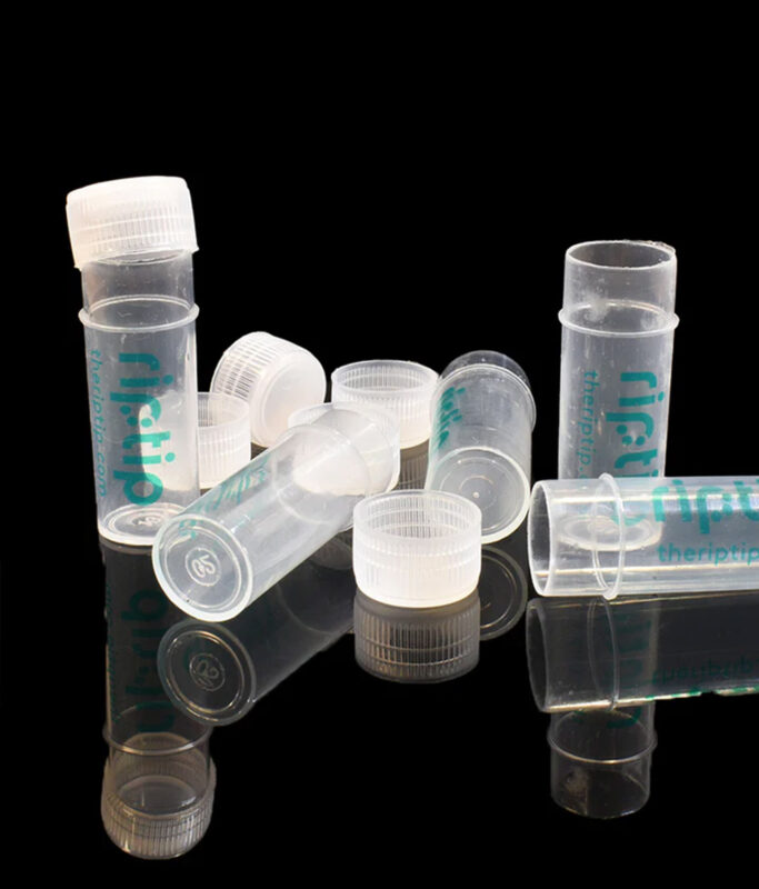 RipTip Kunststoff Dosen für Glasfilter auf schwarzem Hintergrund