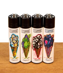 Clipper Feuerzeug Eiswaffeln 4er Set auf einem Holzbrett
