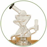 Ein Recycler Dab Rig mit Perkolator und schwarzem Farbakzent am Mundstück. Auf Holz stehend vor weißem Hintergrund