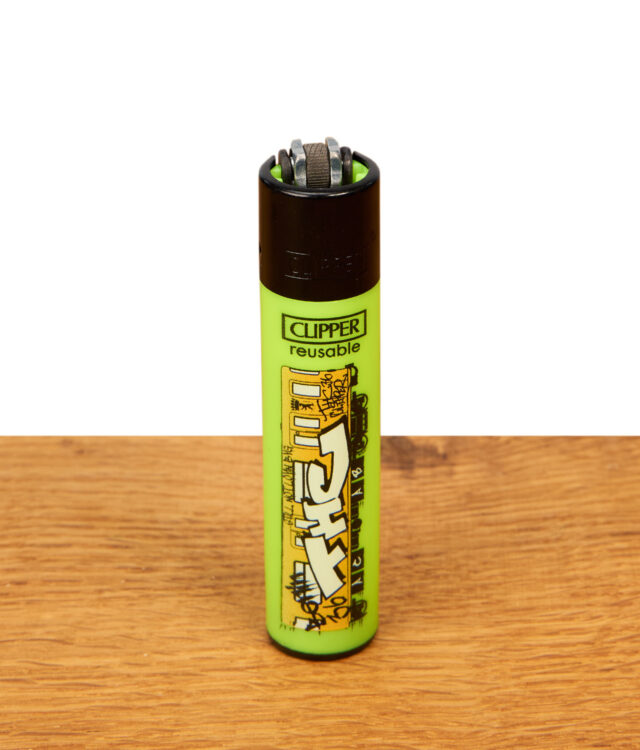 Stehendes neon-grünes Clipper Feuerzeug im Graffiti-Design mit Zugwagen-Motiv, nachfüllbares Reusable-Modell mit Metallkappe auf Holzoberfläche.