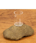 Transparenter Dr. Dabber Switch 2 Quartz Insert aus hitzebeständigem Quarzglas mit zwei Luftlöchern auf einem Stein.