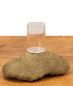 Zylindrischer Dr. Dabber Switch 2 Quartz Insert aus klarem Quarzglas mit seitlichen Luftlöchern auf einem Naturstein.