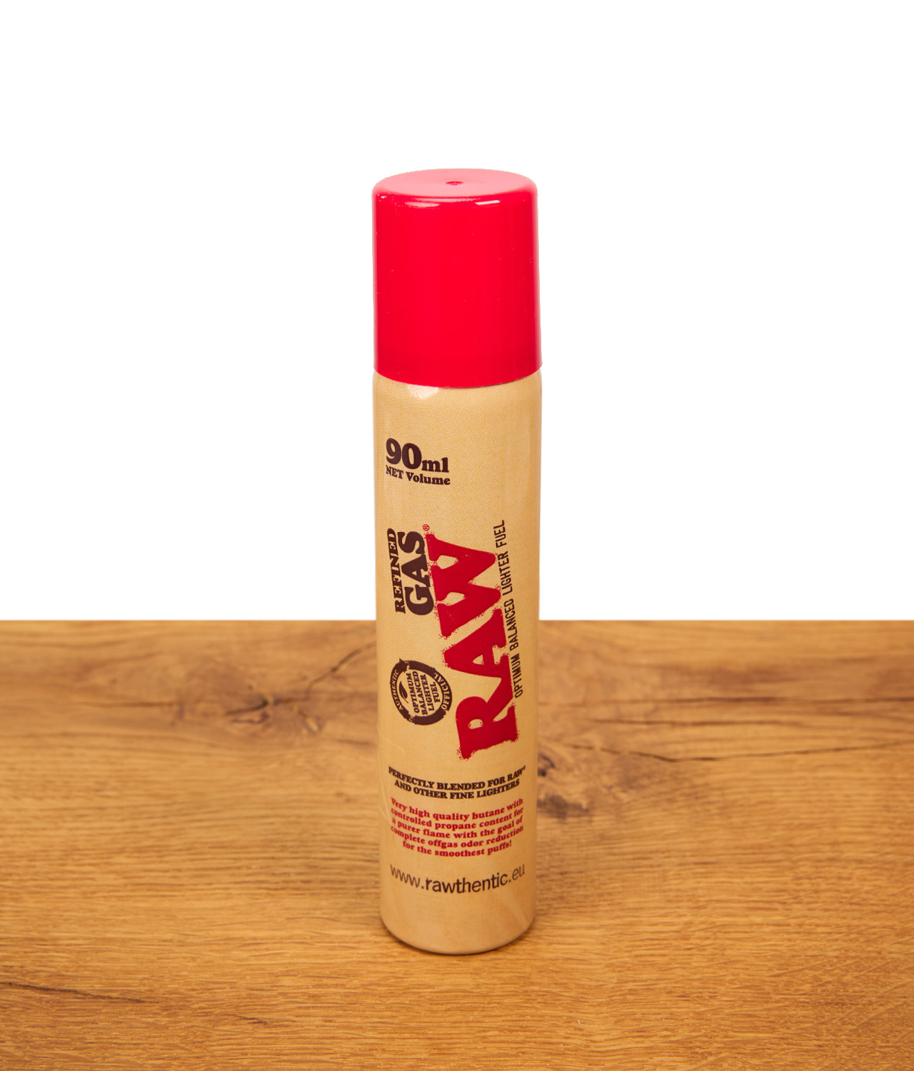 raw-feuerzeuggas-90ml-jpg Eine Dose RAW Feuerzeuggas (90ml) in der klassischen braunen Optik mit rotem Verschlussdeckel, stehend auf einer Holzoberfläche.