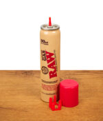 Das RAW Refined Lighter Fuel mit abgenommenem Deckel und den im Lieferumfang enthaltenen roten Adapter-Aufsätzen für verschiedene Ventile.