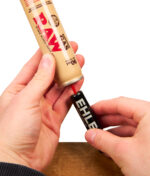 Anwendung des RAW Refined Lighter Fuel: Ein schwarzes EHLE-Feuerzeug wird mithilfe des passenden Adapters präzise nachgefüllt.
