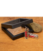 Geöffnetes Display Case mit Naturstein mit davorstehenden RAW Turbo Tip Glasfiltern, einer liegend einer stehend.