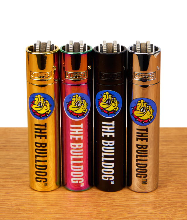 Clipper Metall Feuerzeug Set der "The Bulldog" Serie in den Ausführungen Gold, Icy-Rainbow, Mattschwarz und Chrom-Optik.
