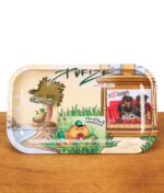 PURIZE Aluminium-Tray Stigga Zoo aus Metall mit bunten Comic-Tier-Motiven und grünem Logo auf beigem Untergrund.